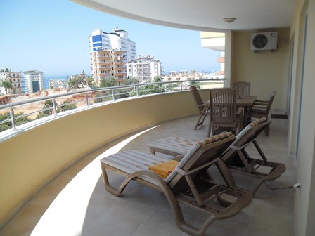 terras met zicht op zee